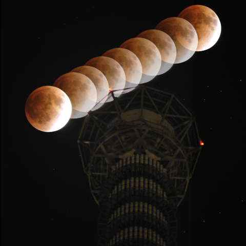 東京スカイツリーと皆既前の月