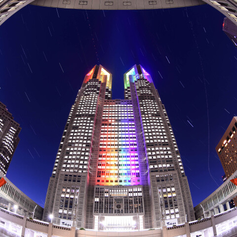 東京都庁レインボーライトアップと星空 魚眼レンズで