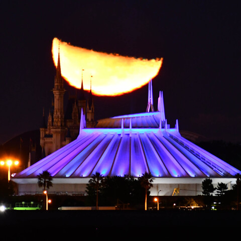 月齢22.7の月出と東京ディズニーランドのシンデレラ城・スペースマウンテン