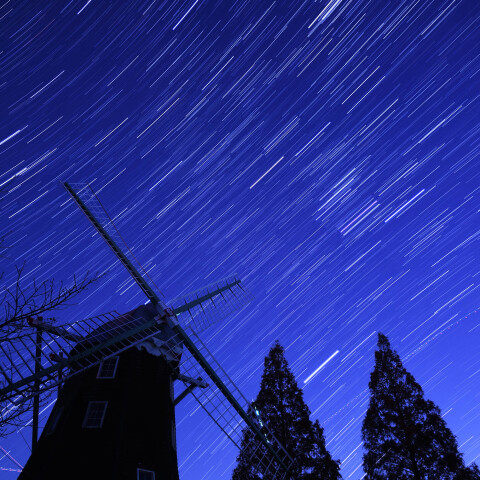 風車のある風景に冬の星座と散在流星の火球