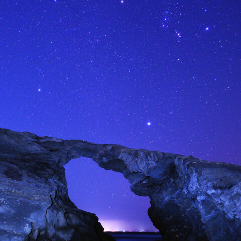 馬の背洞門と冬の星座 神奈川・城ケ島
