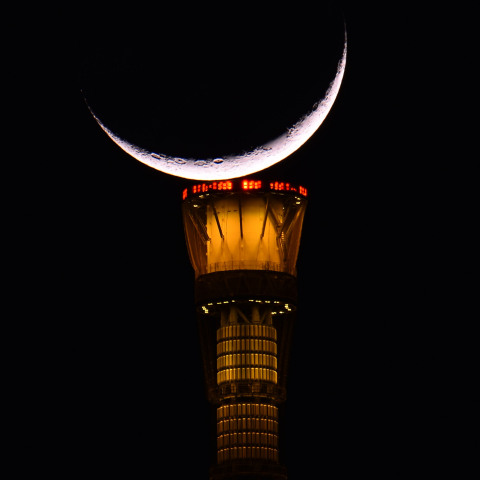 月齢2.5の月と東京スカイツリー塔頂部