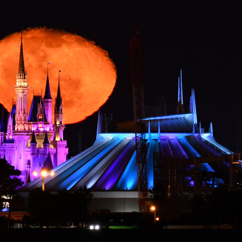 月齢18.5の月出と東京ディズニーランドのシンデレラ城・スペースマウンテン