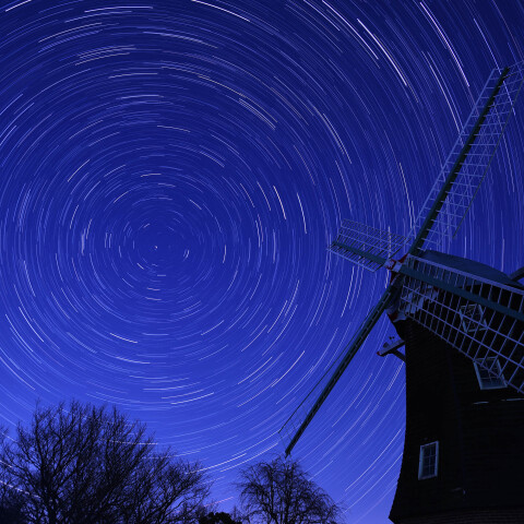 風車のある風景と北天の日周運動