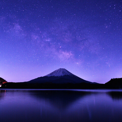 夏の天の川と富士山 精進湖で