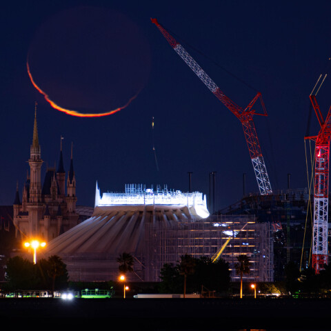 月齢28.0の月出 シンデレラ城と解体中のスペースマウンテンと 新木場緑道公園から