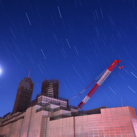 解体中の船の科学館と秋の星空