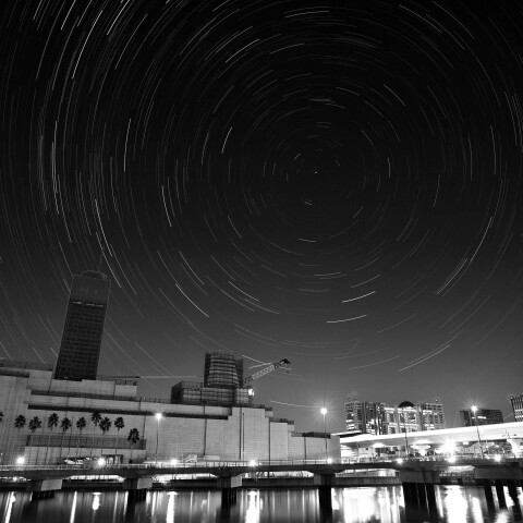 解体中の船の科学館と北天の日周運動