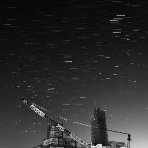 解体中の船の科学館と冬の星座