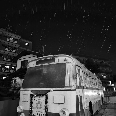 展示保存のトロリーバスと星空 神奈川県川崎市