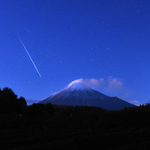 ふたご座流星群(2024)の流星と富士山