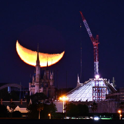 月齢23.4の月出 シンデレラ城と解体中のスペースマウンテンと 新木場緑道公園から