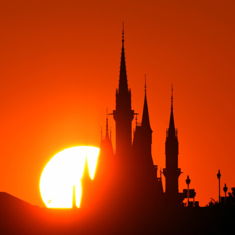 初日の出(2025)と東京ディズニーランドのシンデレラ城 葛西臨海公園から