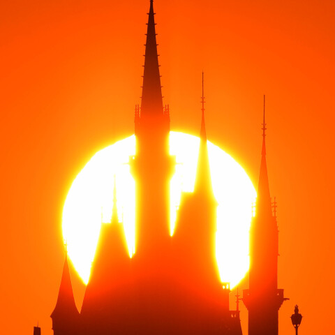 初日の出(2025)と東京ディズニーランドのシンデレラ城 葛西臨海公園から