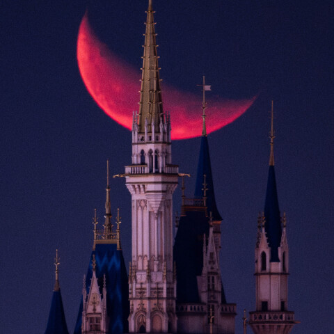 月齢23.8の月出と東京ディズニーランドのシンデレラ城