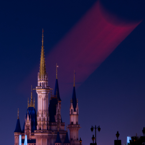 月齢23.8の月出と東京ディズニーランドのシンデレラ城(長時間露出バージョン