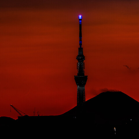 月齢0.8の月と東京スカイツリー・富士山