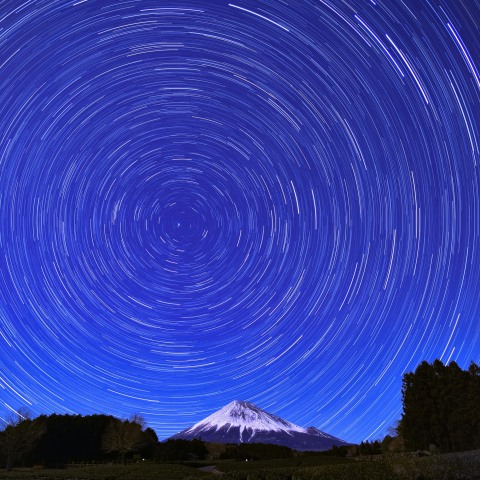 富士山・茶畑の風景と北天の日周運動