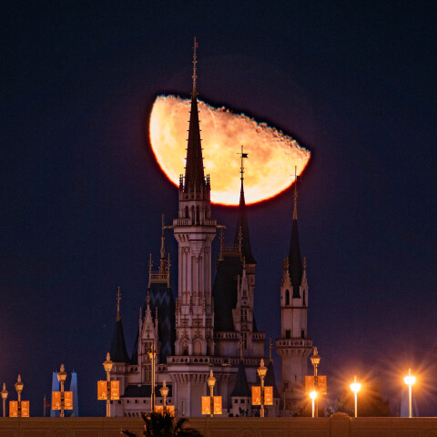 月齢21.1の月出と東京ディズニーランドのシンデレラ城