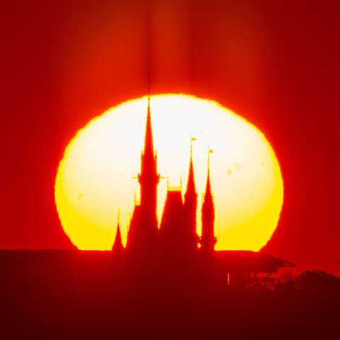 東京ディズニーランド シンデレラ城越しの日の出 新木場から