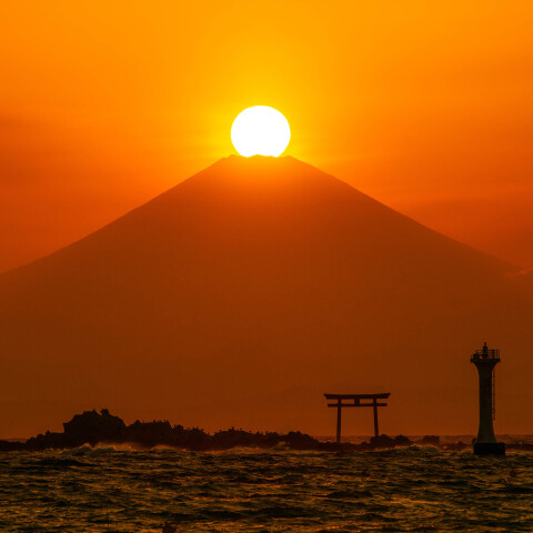 神奈川 葉山・真名瀬海岸から鳥居・灯台とダイヤモンド富士