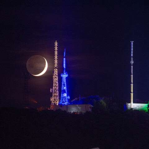 北海道室蘭市 測量山の電波塔群と月齢3.1の月