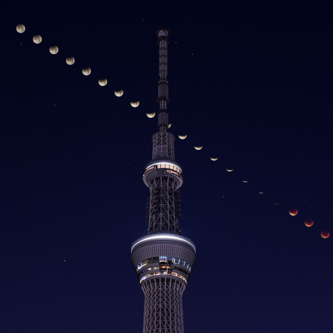 皆既月食(2025年9月8日)の連続写真と東京スカイツリー