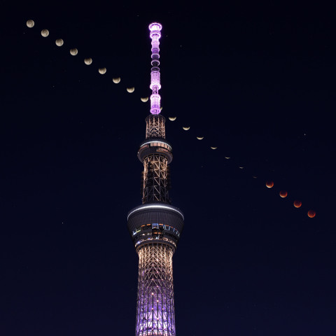 皆既月食(2025年9月8日)の連続写真と東京スカイツリー(ライトアップバージョン