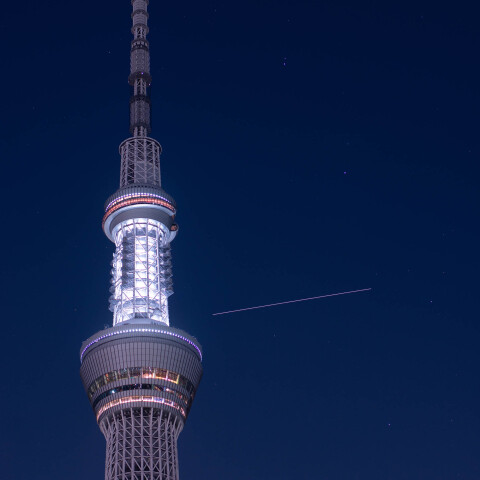 大西卓哉さんらの国際宇宙ステーション(ISS)の光跡と東京スカイツリー