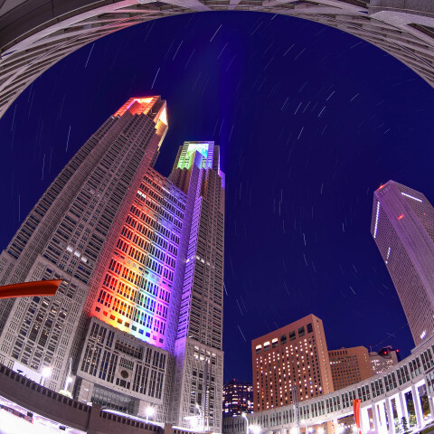 東京都庁レインボーライトアップと星空 魚眼レンズ使用
