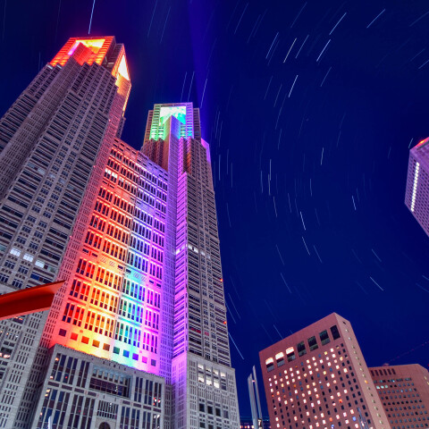 東京都庁レインボーライトアップと星空