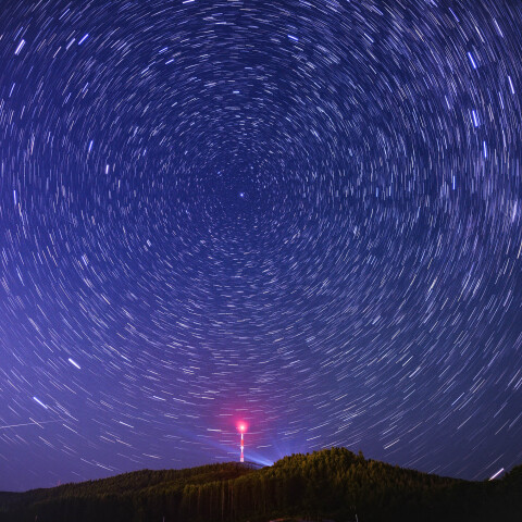 北海道十勝でテレビ電波塔と北天の星空