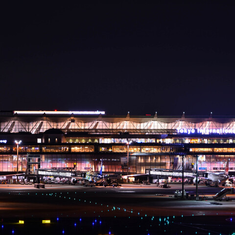 羽田空港国際線ターミナルと月齢5.2の月