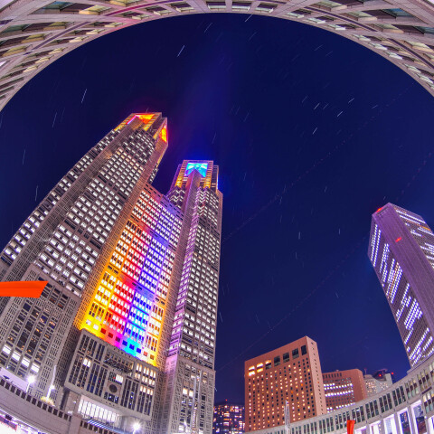 東京都庁「いい夫婦の日」ライトアップと星空 魚眼レンズ使用