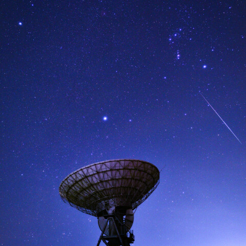 ふたご座流星群(2025)の流星と冬の星座、さくら宇宙公園のパラボラアンテナ