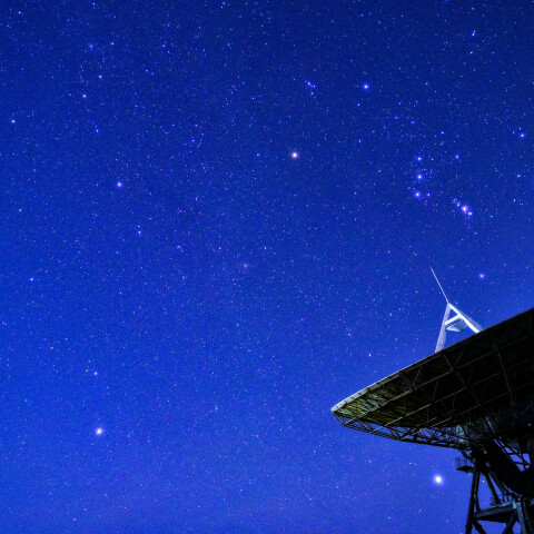 木星と冬の大三角・オリオン座と、さくら宇宙公園のパラボラアンテナ