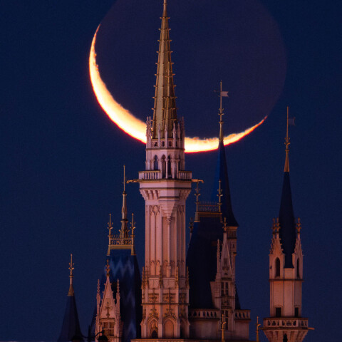 月齢26.5の月と東京ディズニーランドのシンデレラ城