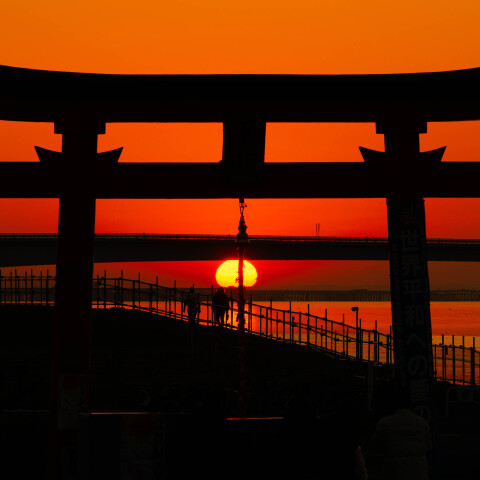 羽田の大鳥居と日の出