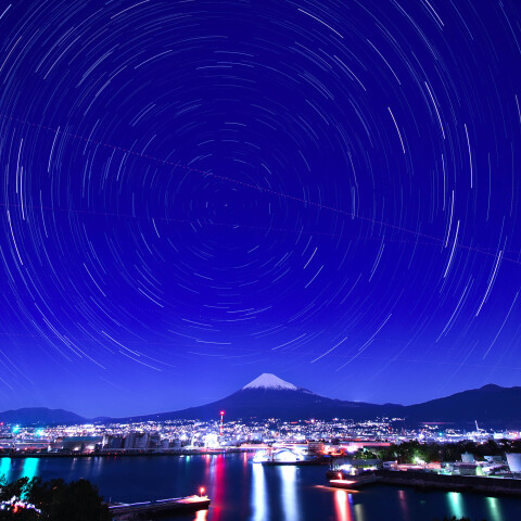 田子の浦から富士山と工場夜景と北天の日周運動 静岡県富士市