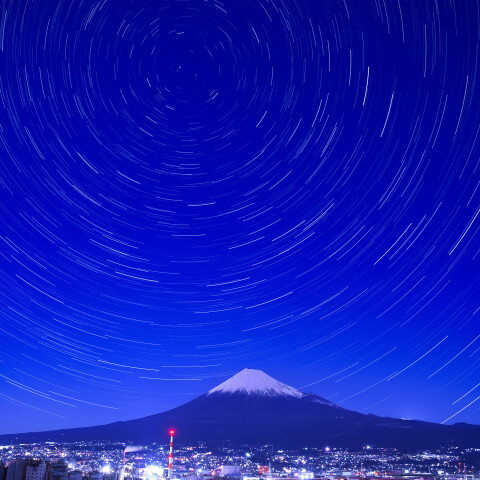 田子の浦から富士山と工場夜景と北天の日周運動 静岡県富士市