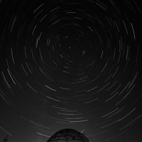 葛西臨海水族園のガラスドームと北天の日周運動