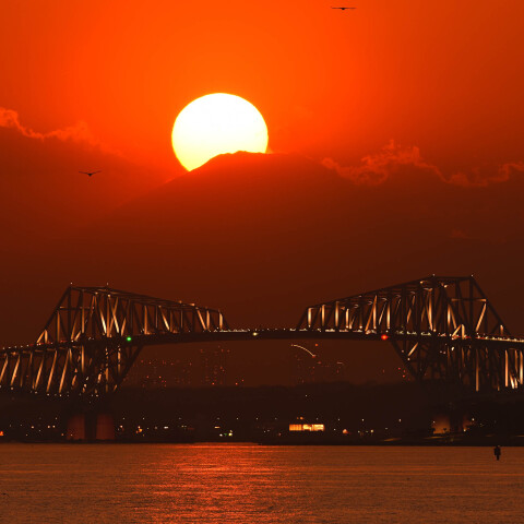 ダイヤモンド富士直前の太陽と東京ゲートブリッジ