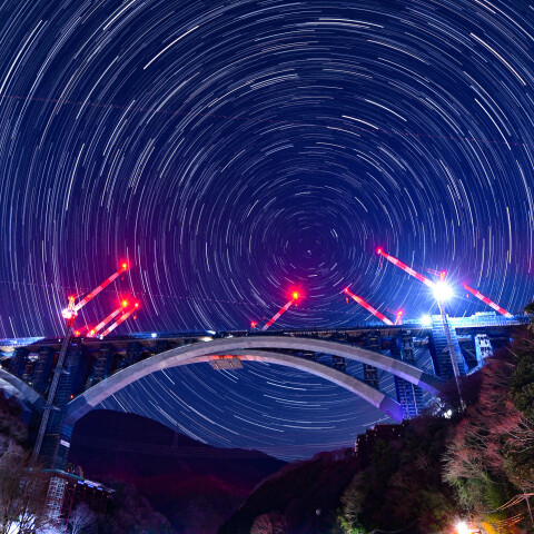 建設中の新東名 山北天空大橋と北天の日周運動