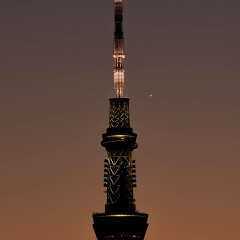 金星と土星の接近 東京スカイツリーと 荒川から