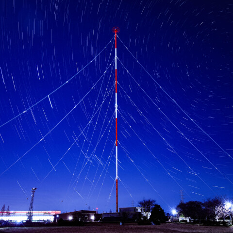 3月末で放送を終了したNHKラジオ第2放送の送信アンテナと星空