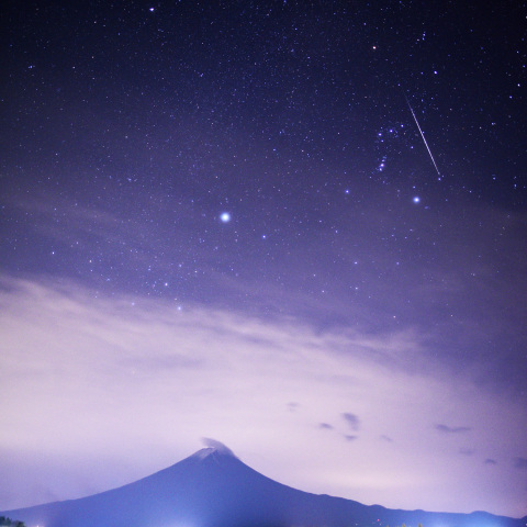 ふたご座流星群の流星と富士山 河口湖にて