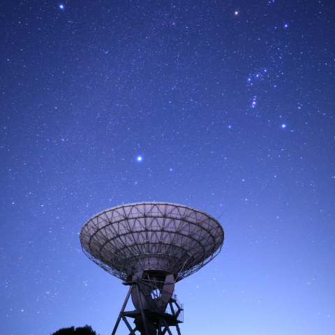 冬の大三角形とさくら宇宙公園のパラボラアンテナ