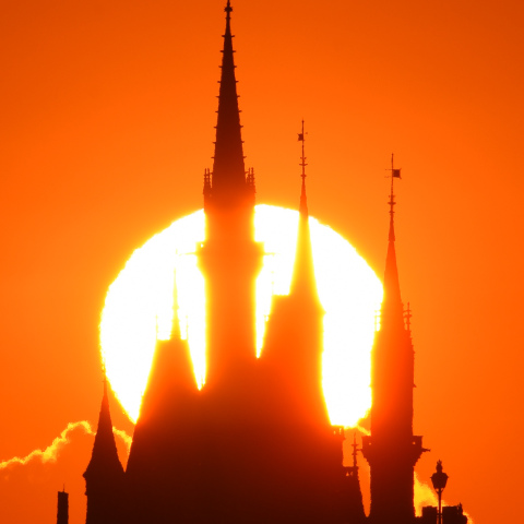 初日の出と東京ディズニーランドのシンデレラ城 2021年1月1日