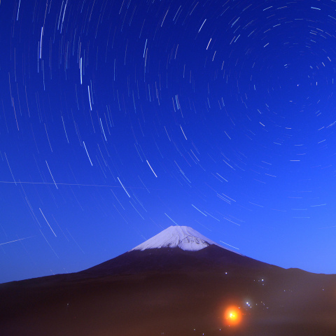 星出彰彦さん・野口聡一さんらが同時滞在中の国際宇宙ステーション(ISS)と富士山と火球