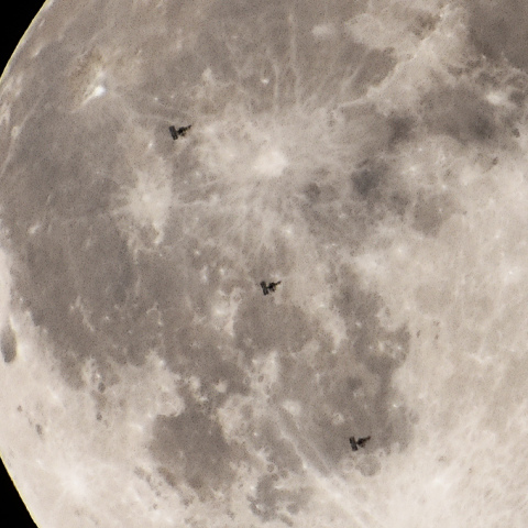 野口聡一さんらの国際宇宙ステーション(ISS)の月面通過